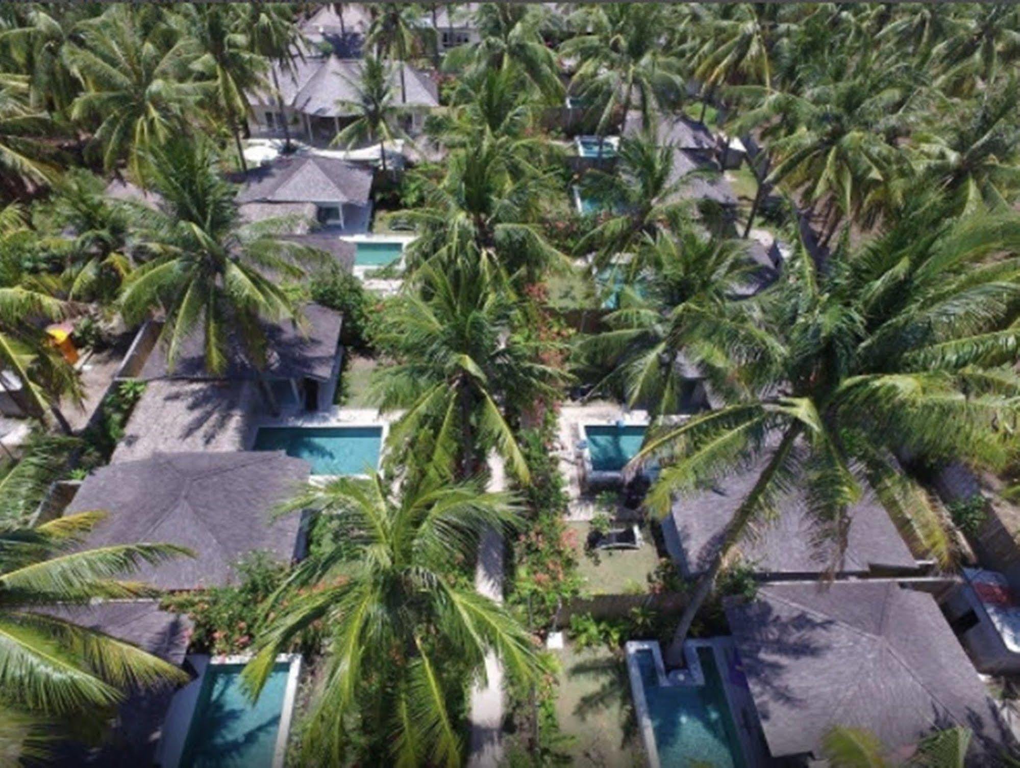 Sunset Palms Resort Gili Trawangan Bagian luar foto
